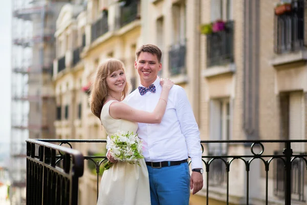 Just married couple on Montmarte — Stock Photo, Image