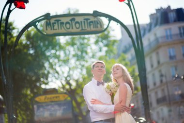 Paris metro işareti ile sadece evli çift