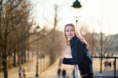 Kız açık havada bahar gününde