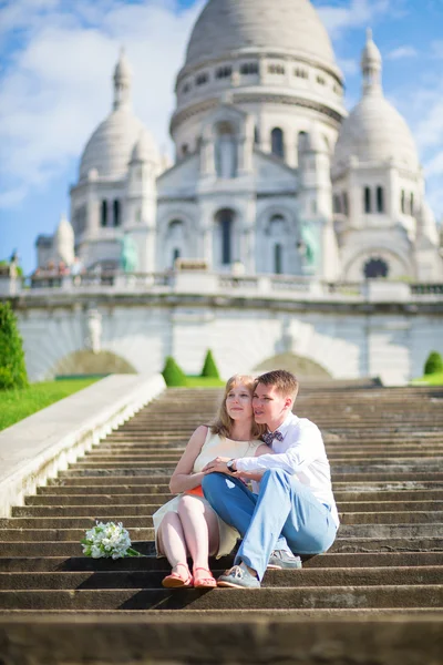 Just married couple on Montmarte — Stock Photo, Image