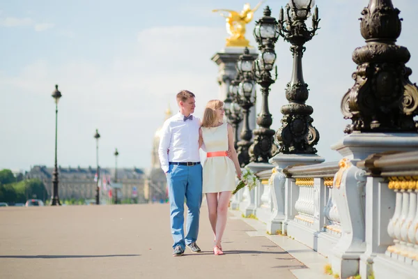 Just married couple on  Alexandre III bridge — Stock Photo, Image