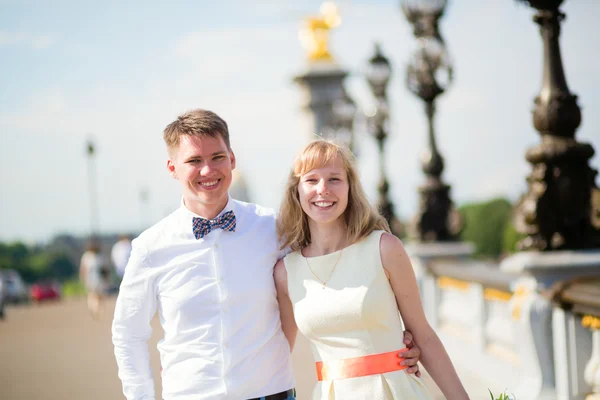 在亚历山大三世桥上只是已婚的夫妇 — 图库照片