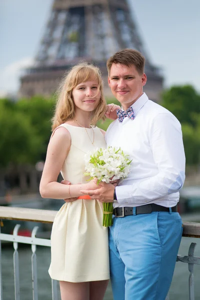 Just married couple in Paris — Stock Photo, Image