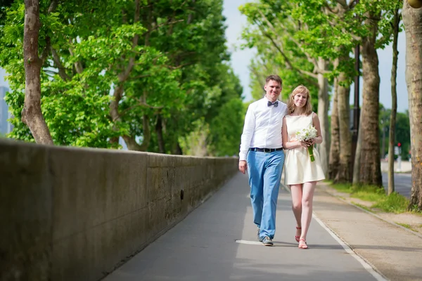 Newly-wed couple  in Paris — Stock Photo, Image