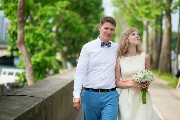 Newly-wed couple  in Paris — Stock Photo, Image