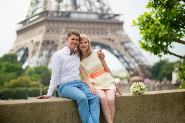 Just married couple in Paris — Stock Photo, Image