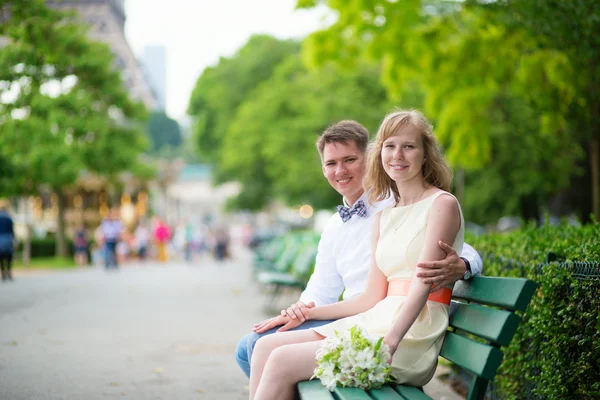 Только что поженились в Париже — стоковое фото