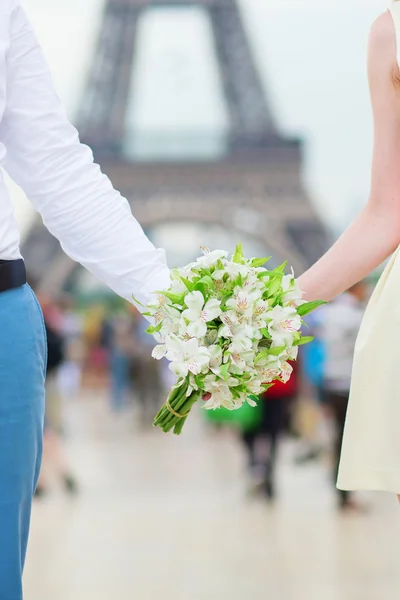 Novia y novio cerca de Torre Eiffel — Foto de Stock