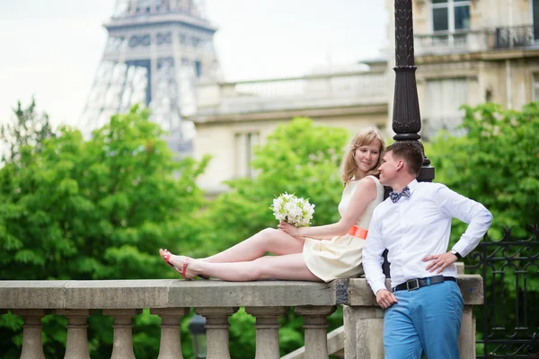 Gerade verheiratetes Paar in Paris — Stockfoto