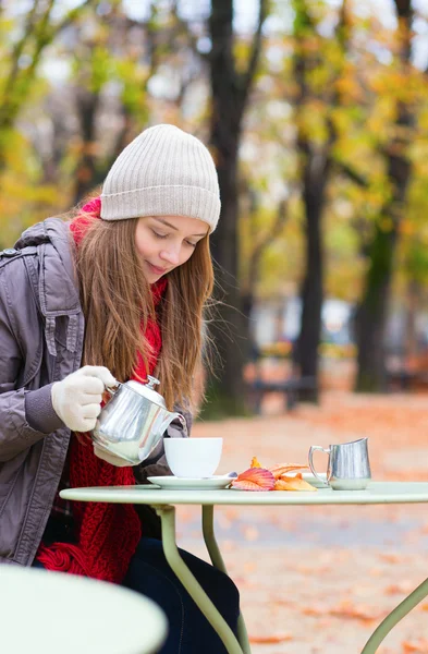 Девушка в парижском кафе на открытом воздухе — стоковое фото