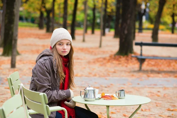 Meisje in buiten Parijse café — Stockfoto