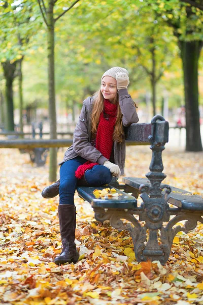 Girl sitting on   bench in park — Stock Photo, Image