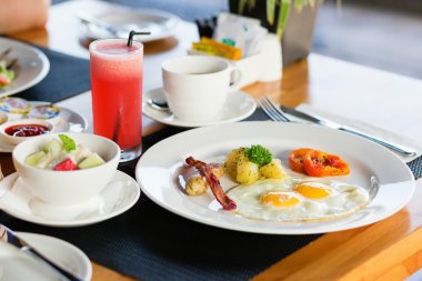 sahanda yumurta, meyve salatası ve taze karpuz suyu