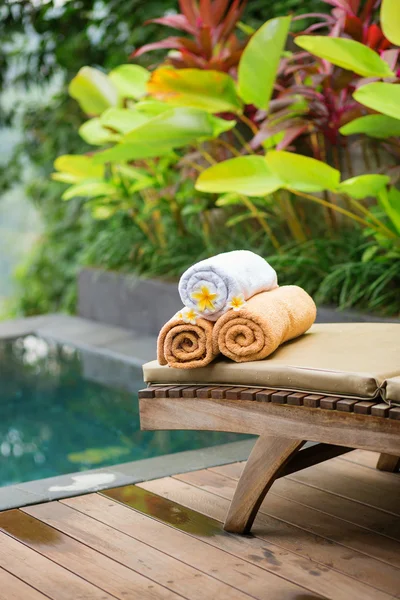 Towels with frangipani flowers in a Balinese spa — Stock Photo, Image