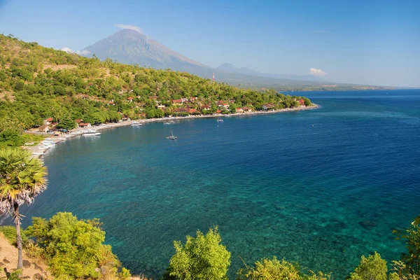 Vista panorámica del volcán Agung desde el pueblo de Amed — Foto de Stock