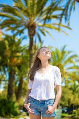 genç kız bir tropikal tatil