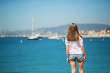 Genç kız deniz kenarında onu tatil keyfi
