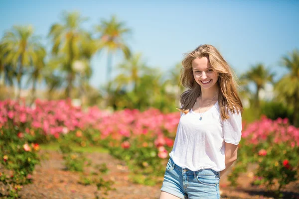 Chica joven en un resort tropical — Foto de Stock