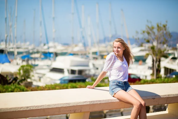 Chica joven disfrutando de sus vacaciones junto al mar — Foto de Stock