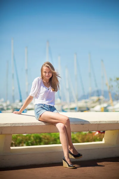 Młoda dziewczyna, ciesząc się jej urlop nad morzem — Zdjęcie stockowe