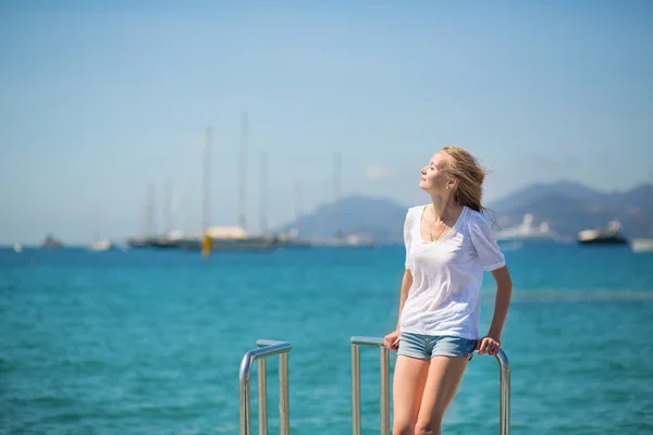 Chica joven disfrutando de sus vacaciones junto al mar —  Fotos de Stock