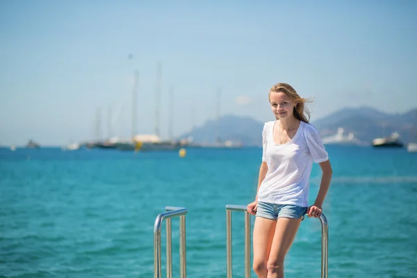 Chica joven disfrutando de sus vacaciones junto al mar — Foto de Stock