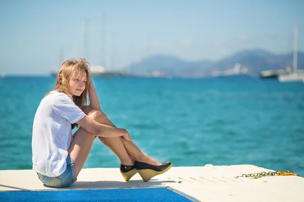 Młoda dziewczyna, ciesząc się jej urlop nad morzem — Zdjęcie stockowe