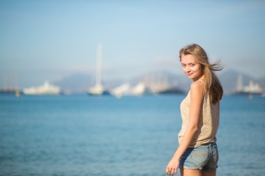 Genç kız deniz kenarında onu tatil keyfi
