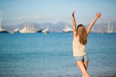 Genç kız deniz kenarında onu tatil keyfi