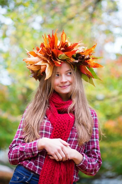 Mädchen im bunten Herbstkranz — Stockfoto