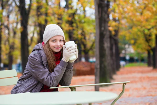 Chica bebiendo café en un café parisino al aire libre —  Fotos de Stock