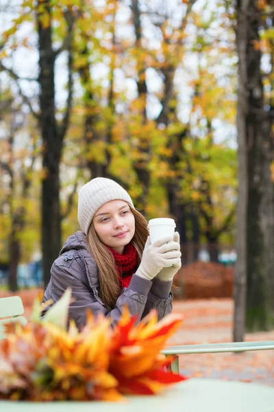 女の子の屋外パリのカフェでコーヒーを飲む — ストック写真