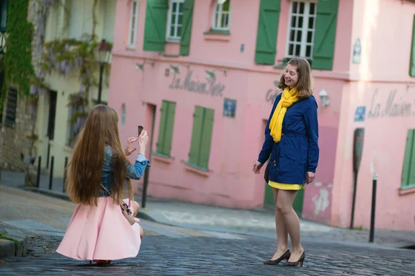 Chica tomando fotos de su amigo en París — Foto de Stock