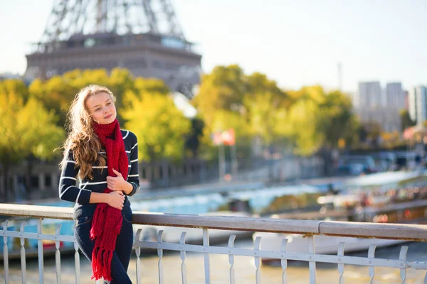 Paris'te bir sonbahar gününde, kırmızı Fularlı Kız — Stok fotoğraf