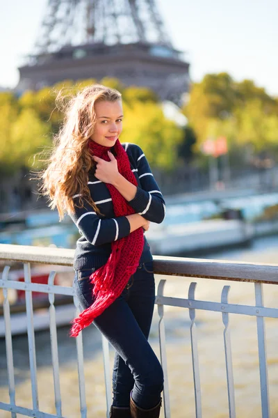 Ung flicka i röd scarf på en höst dag i paris — Stockfoto