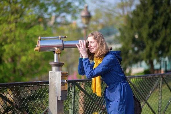 Chica usando telescopio para hacer turismo en París —  Fotos de Stock