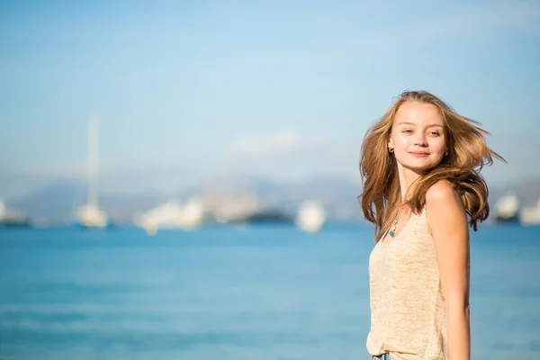 Menina desfrutando de suas férias à beira-mar — Fotografia de Stock