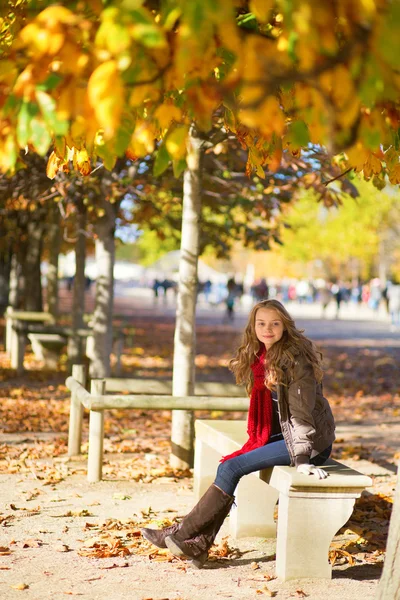 Belle jeune femme assise sur un banc — Photo