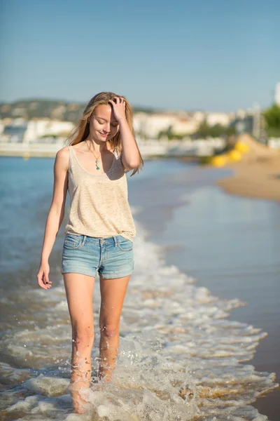 Mladá dívka se těší její dovolenou u moře — Stock fotografie