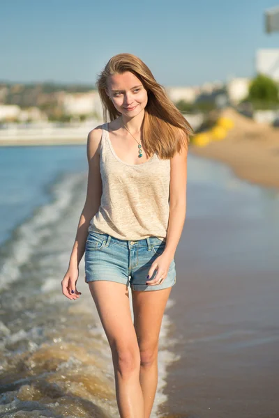 Menina desfrutando de suas férias à beira-mar — Fotografia de Stock