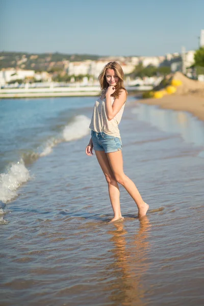 Menina desfrutando de suas férias à beira-mar — Fotografia de Stock