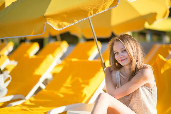 Dívka relaxaci na pláži židli u moře — Stock fotografie