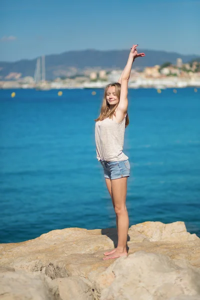 Jeune fille profiter de ses vacances au bord de la mer — Photo