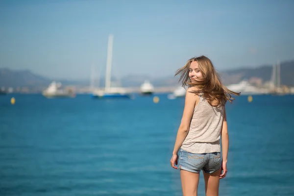 年轻的姑娘在海边享受她的假期 — 图库照片