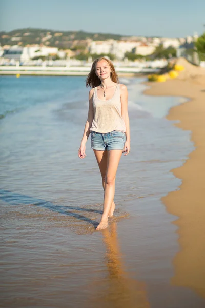 Genç kız deniz kenarında onu tatil keyfi — Stok fotoğraf