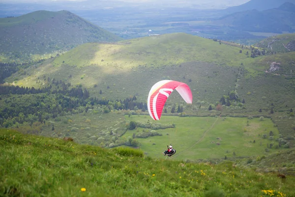 Paragliding in Volcano natural park, France — Stock Photo, Image