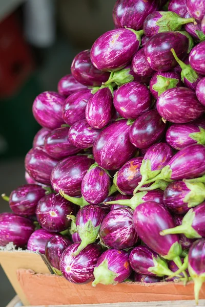 Pile of eggplants on market — Stock Photo, Image