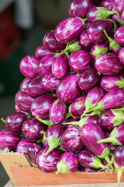 Tumpukan terong di pasar — Stok Foto