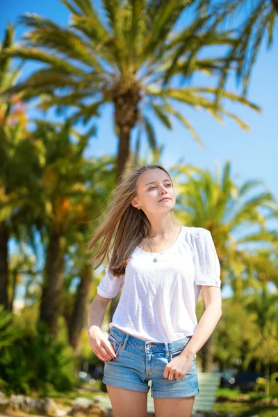 Dívka si svou dovolenou na tropický resort — Stock fotografie
