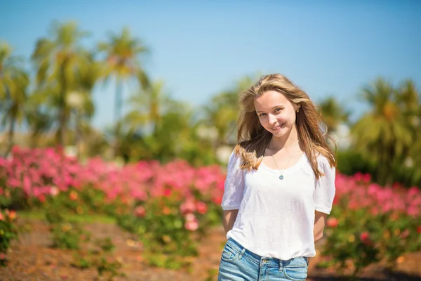 Meisje genieten van haar vakantie op een tropisch resort — Stockfoto